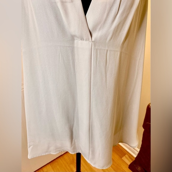 Vince  Camuto 🩶 light grey, sheer plunging v-neck sleeveless tunic, NWOT - Picture 7 of 9